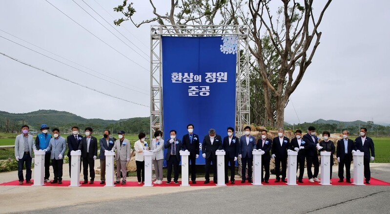 '환상의 정원' 신안 도초도 팽나무 10리길 열렸다