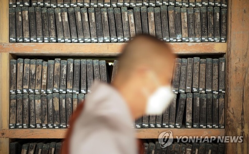 Public amazed after the Tripitaka Koreana is unveiled for the first time in 770 years