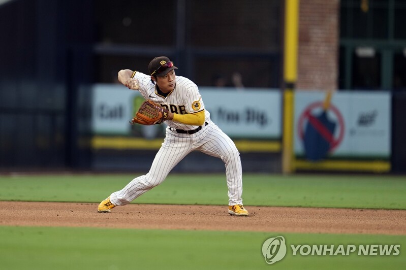 Padres' Kim Ha-seong on a double switch after injuring his finger