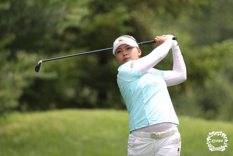 김지영, 타이틀 방어 '파란불'…BC카드 한경컵 1R 1타차 3위