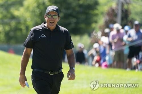 미컬슨, 19m 버디 퍼트 성공…시즌 최장 기록