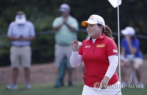 '샷 이글' 박인비, 선두에 6타 차 공동 7위(종합)