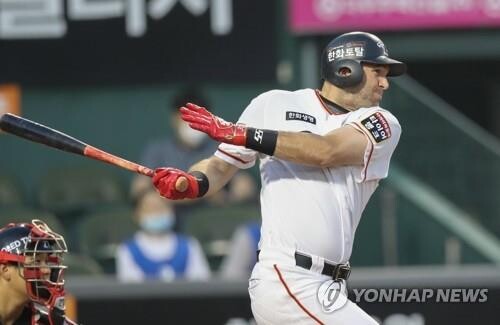 KBO-leading Wiz counting on hustle, defense from new outfielder Hoying