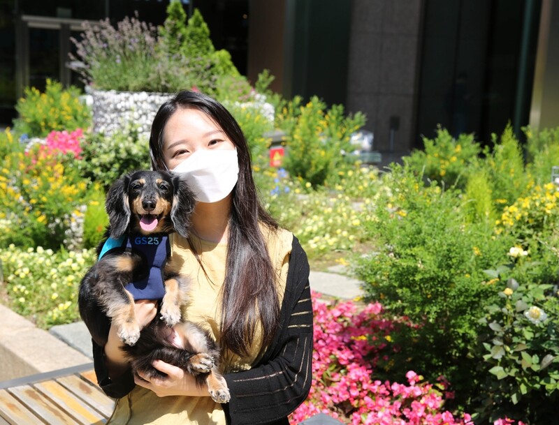 [게시판] GS리테일, 구형 유니폼으로 만든 반려견용 가슴줄 기부