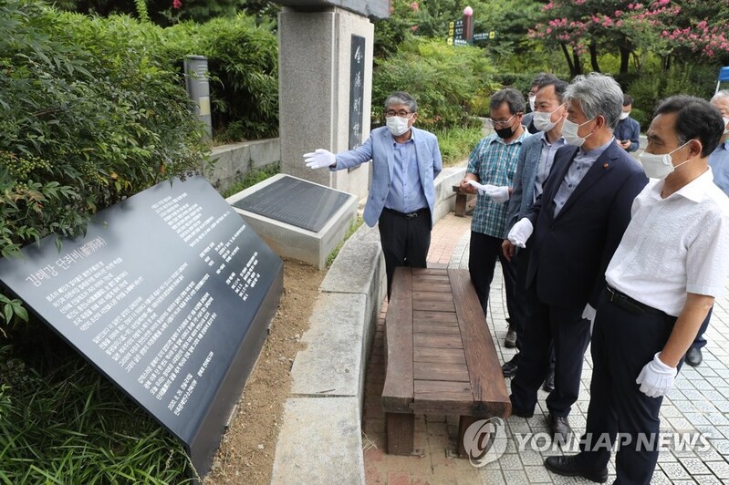 하루 아침에 사라진 김해강 '친일 단죄비'…'누가 이런 짓을?'