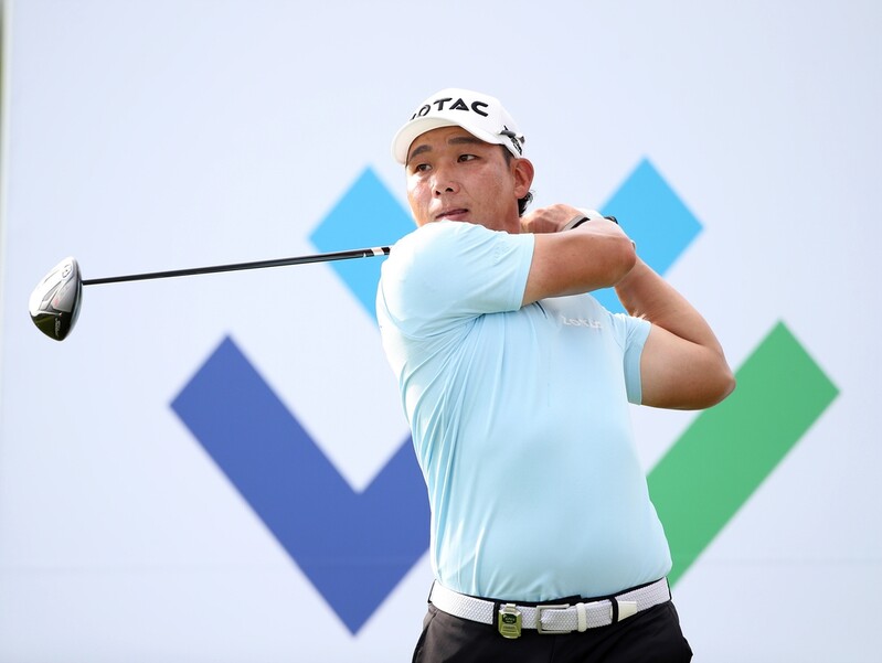 '장타왕' 김봉섭, 이틀 연속 선두 질주