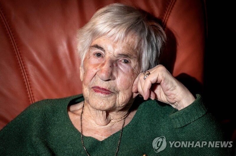 아코디언 연주로 살아남은 아우슈비츠 생존자 96세로 별세