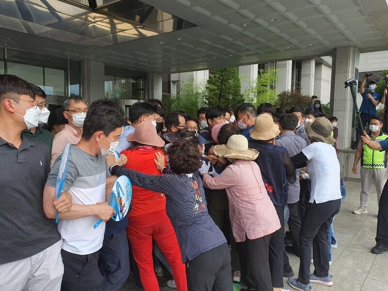 "옥상서 투신" 라이트월드 투자자 거센 반발…충주시청 출입통제