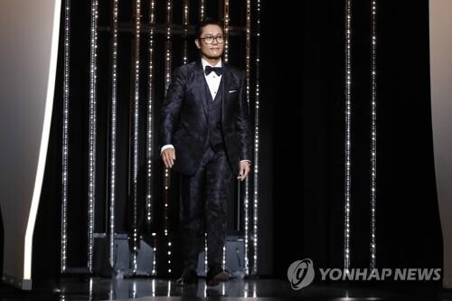 칸 영화제 폐막식에서 좌중에 웃음 안긴 이병헌