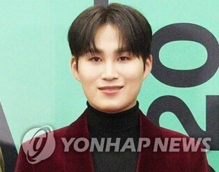 Trot singer Kim Hee-jae made a ￦10M won donation for the navy