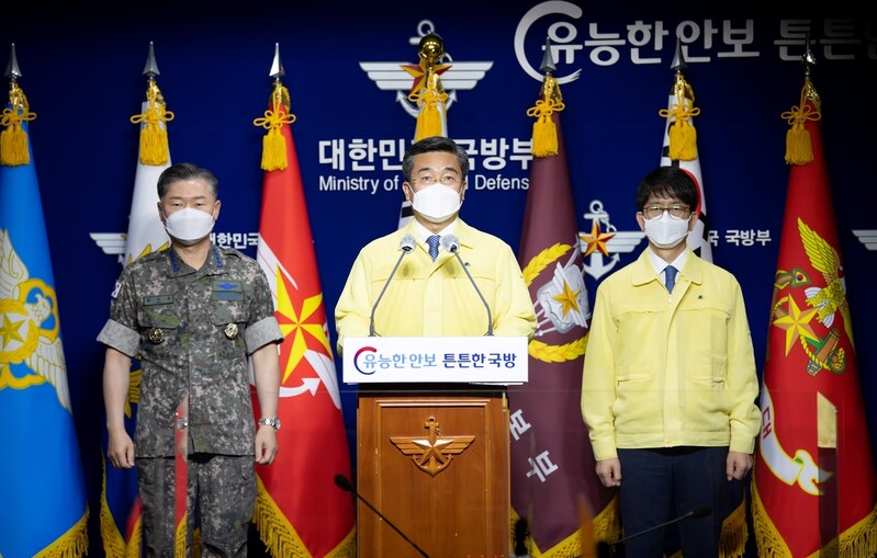 (LEAD) Defense chief apologizes over mass COVID-19 outbreak among Cheonghae unit members