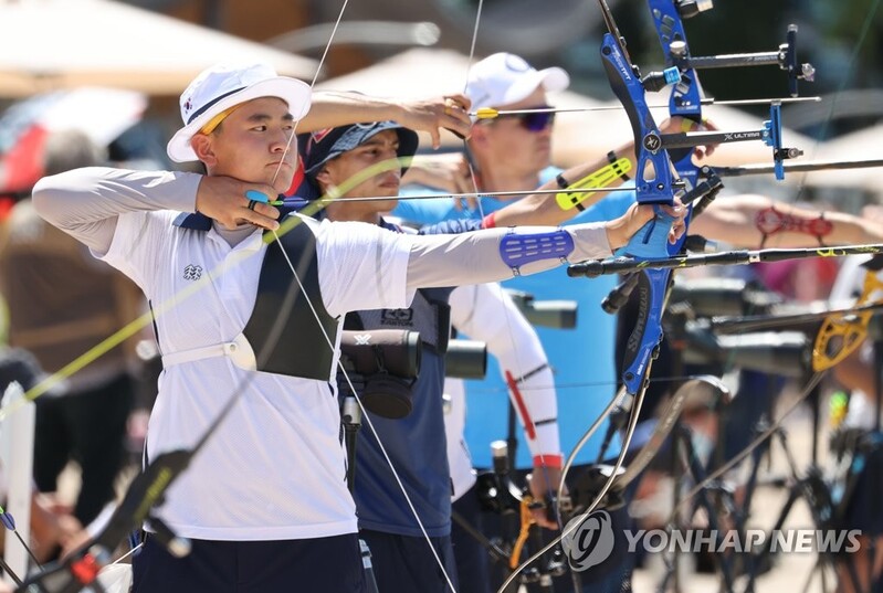 (LEAD) (Olympics) S. Korean teen archer Kim Je-deok wins men's ranking round