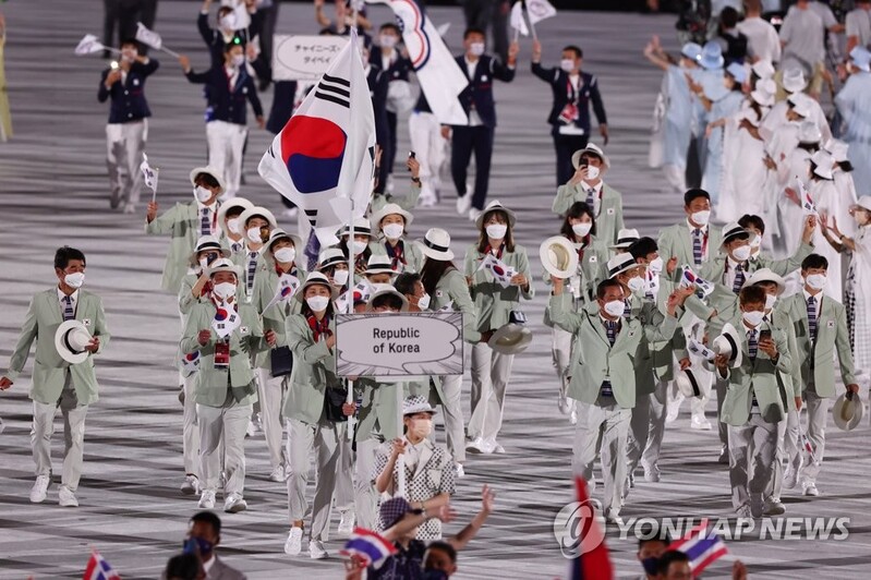 (Olympics) Masked and distanced, S. Korean athletes led by co-flag bearers into opening ceremony