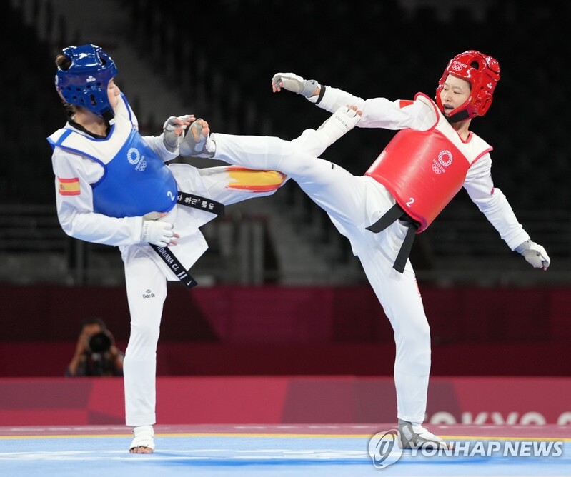 [올림픽] 4회 연속 출전 '태권 여제' 우징위, 10대 소녀에게 혼쭐