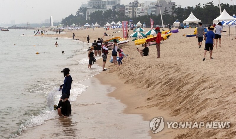 "4단계로 올렸는데도" 동해안 강원도내 해수욕장에 피서객 몰려