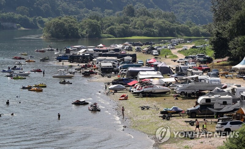 동해안 해수욕장에 20만명 '풍덩'…강원 주말·휴일 54명 확진(종합)
