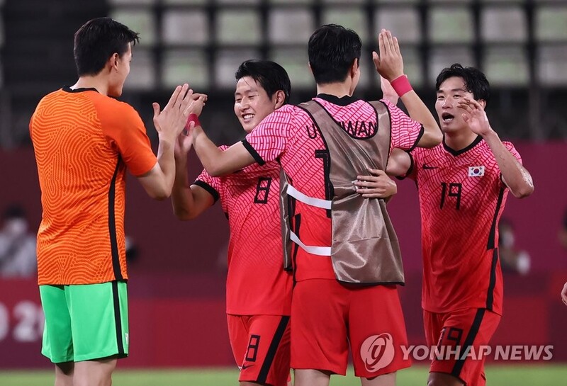 (Olympics) S. Korea beat 10-man Romania to take Group B lead in men's football