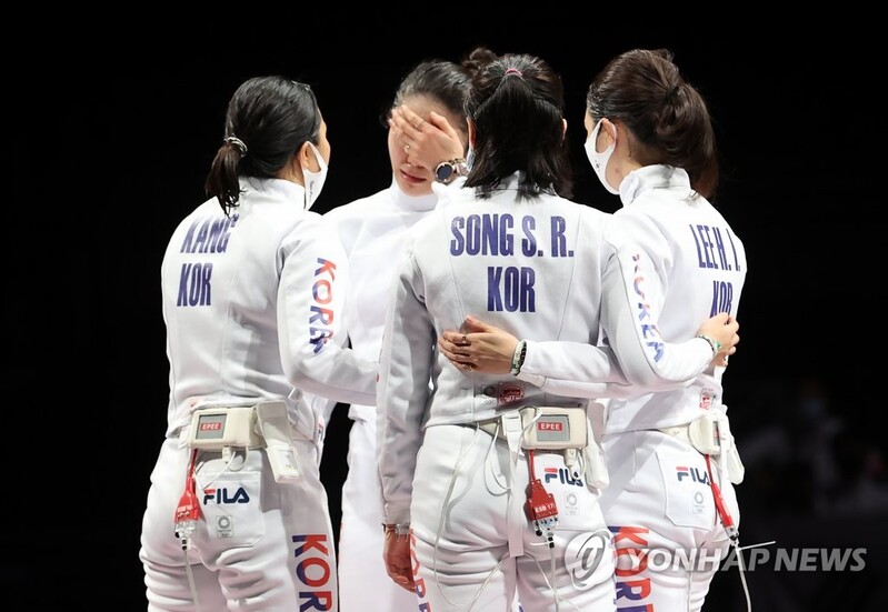 (LEAD) (Olympics) S. Korea wins silver in women's team epee fencing