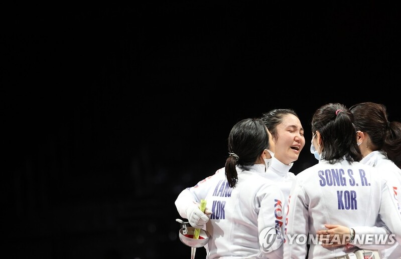 (Olympics) Epee fencers shake off individual disappointments to claim team silver