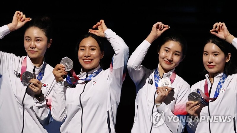 (LEAD) (Olympics) Epee fencers shake off individual disappointments to claim team silver