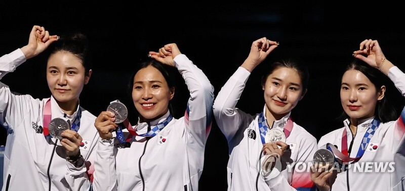 (Olympics) Moon congratulates epee fencing team, taekwondo players on Olympic medals