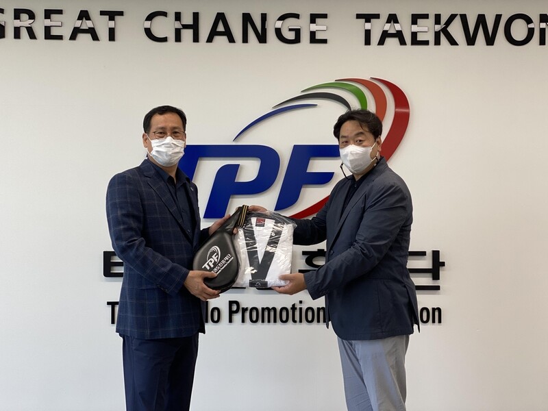 태권도진흥재단, '도쿄 패럴림픽' 참가 선수에 태권도 용품 전달