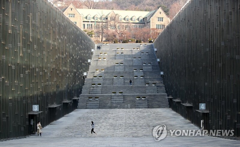 Unrelenting pandemic robs college newbies of friends, campus life