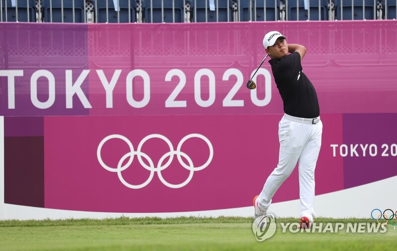 (Olympics) S. Korean Kim Si-woo 5 off lead after 1st round in men's golf