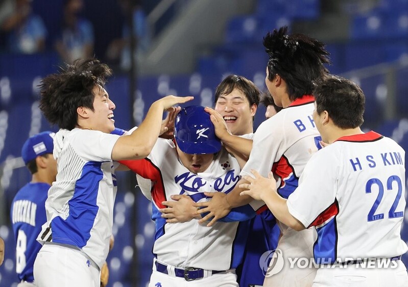 (LEAD) (Olympics) S. Korea walks off on Israel to open baseball title defense