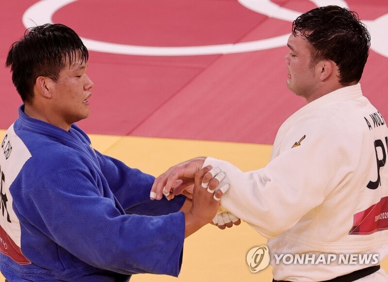 (Olympics) Moon congratulates judoka, fencers on Olympic medals