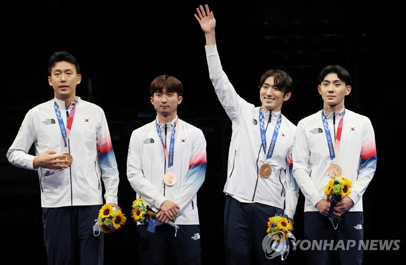 (Olympics) Epee fencer comes out of tunnel to deliver medal for team