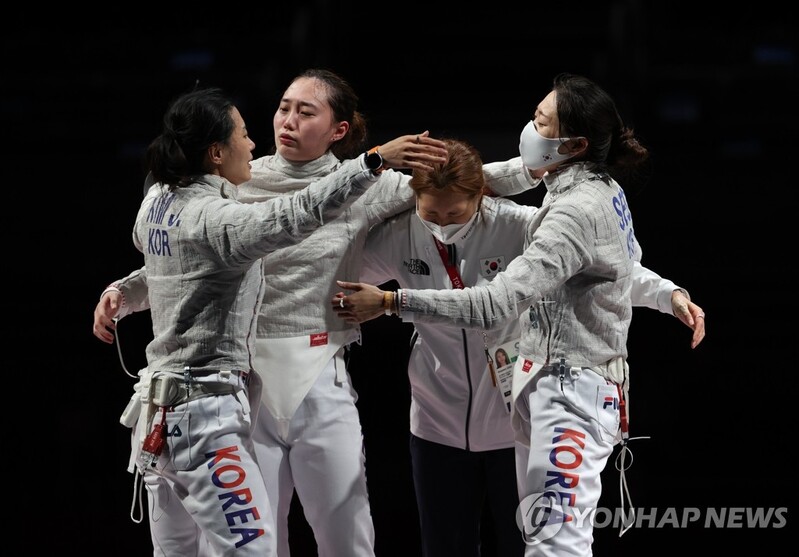(LEAD) (Olympics) S. Korea wins bronze in women's sabre team fencing