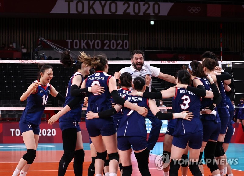 (LEAD) (Olympics) S. Korea beats Japan to secure quarterfinal berth in women's volleyball
