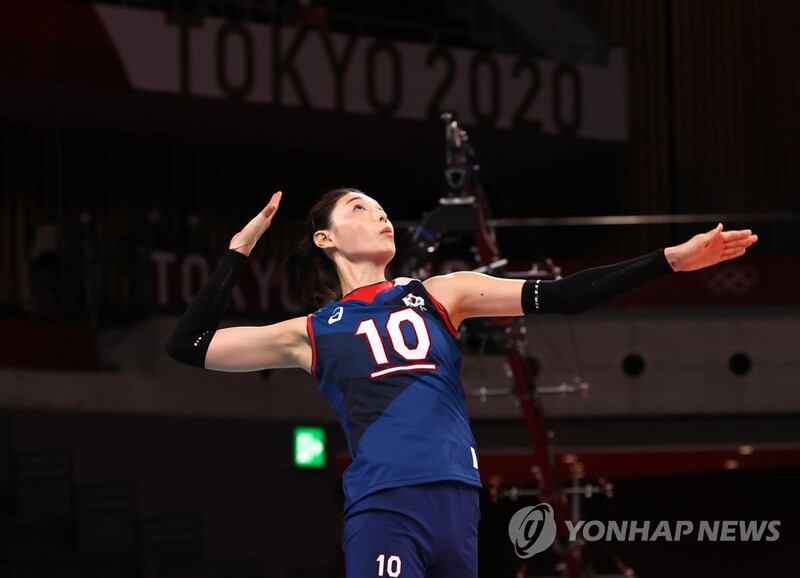(Olympics) Vollyeball star Kim Yeon-koung makes Olympic history in epic victory vs. Japan