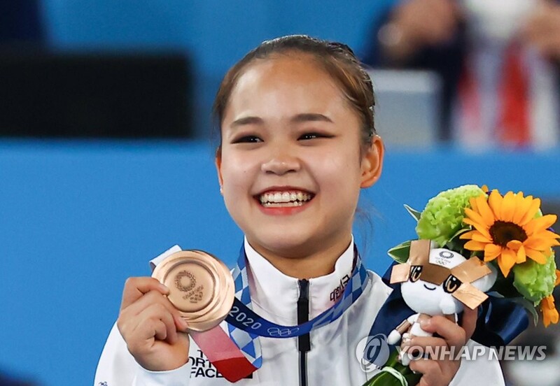 (LEAD) (Olympics) Like father, like daughter: gymnast vaults to bronze 25 years after father's silver
