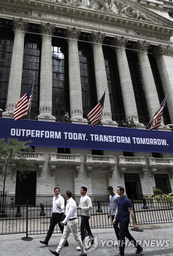 코로나19 이후 바뀐 월스트리트 드레스코드…노타이에 운동화