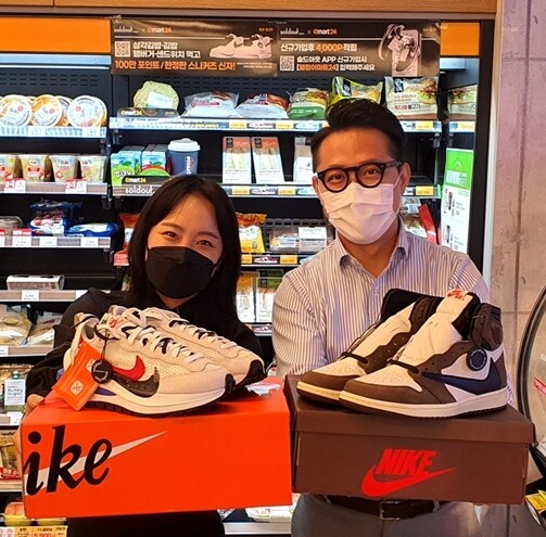 삼각김밥에 한정판 운동화 경품…이마트24·솔드아웃 협업마케팅