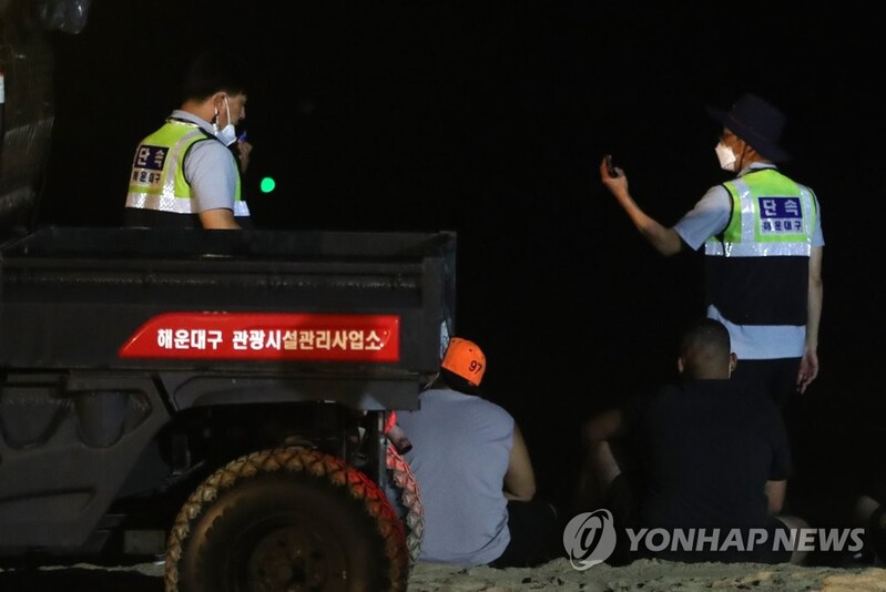 드넓은 백사장·수많은 피서 인파에도 관리인력은 고작 3명