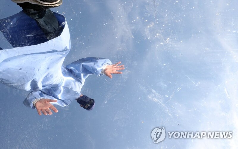 '팔팔 끓는 날' 춘천 옛 시장 골목서 코로나19 극복 공연