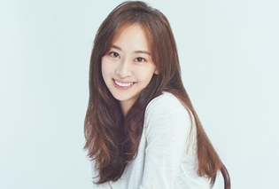 Singer-actress Kim Da-som signs with top star Kim Tae-hee's agency