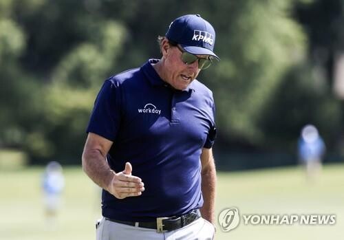 미컬슨, WGC 1라운드서 '팔뚝 고정' 퍼트 시도 눈길