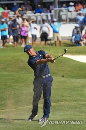 코로나19 걸렸던 디섐보, 특급 대회 WGC 3라운드 2타차 2위