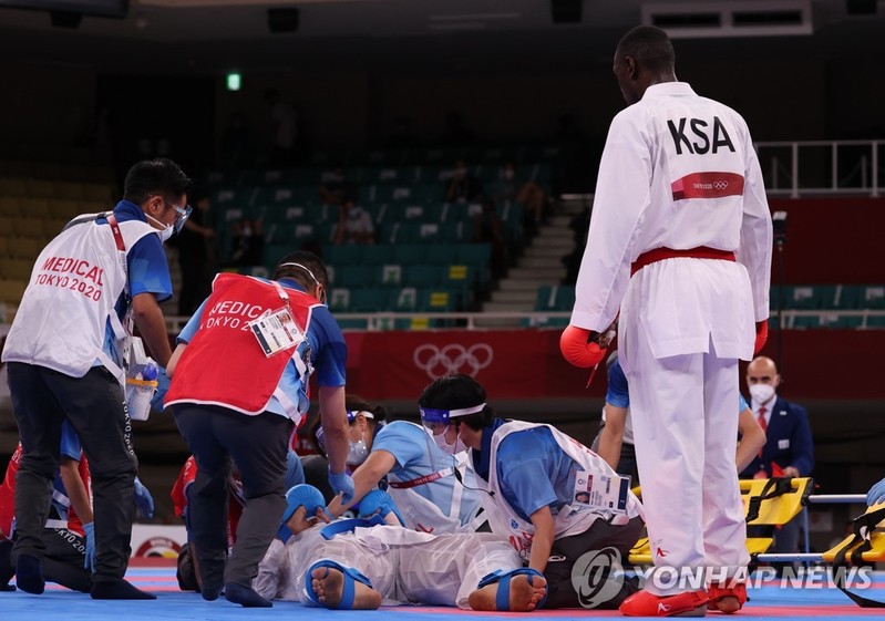 [올림픽] '알쏭달쏭 가라테' 의식잃은 선수가 금메달…때린 선수는 반칙패