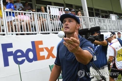 '장타왕' 디섐보, 빗나간 샷에 경고 고함 안 질러 눈총