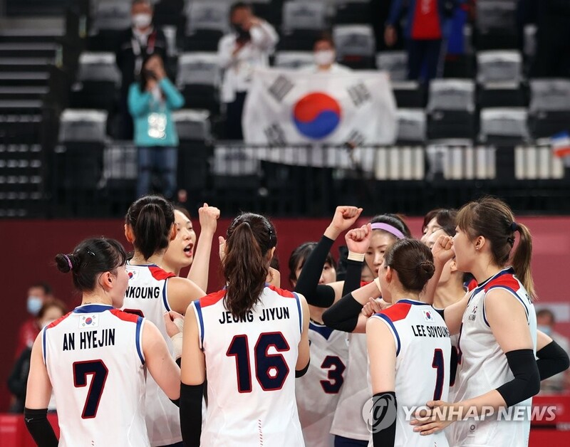 (LEAD) (Olympics) Moon applauds women's volleyball team for 'touching' Olympic match