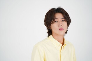 Rookie singer-songwriter Lee Mu-jin's 'Traffic Light,' hits No.1 rank in 3 months since release