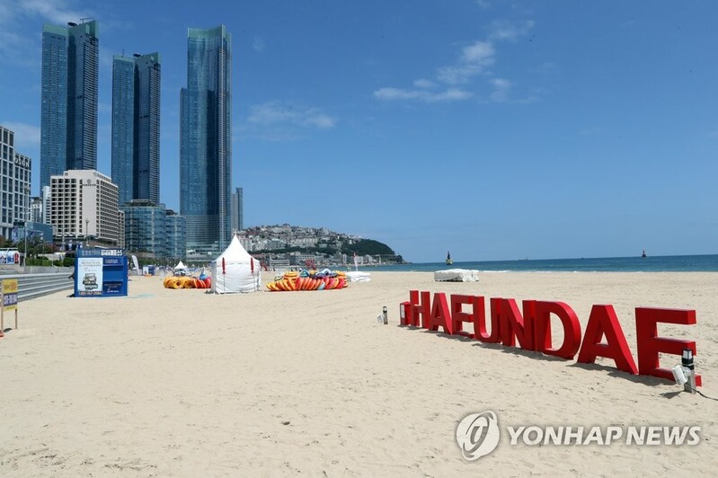 4단계 시행 첫날 해운대해수욕장 썰렁…몇몇 피서객 바다구경만