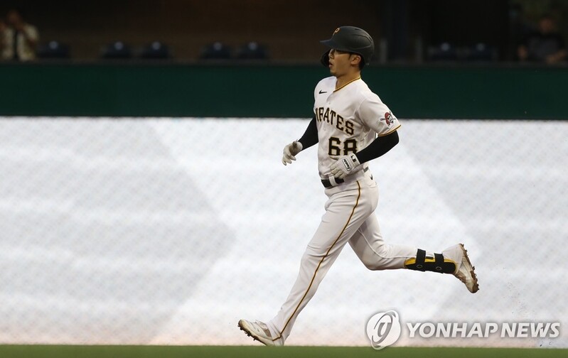 Pirates' manager Shelton to keep playing left-handed Park Hoy-jun vs. southpaws