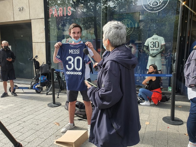 갖고 싶다, 메시 PSG 유니폼…파리 샹젤리제 매장 앞 장사진