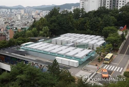 (LEAD) New COVID-19 cases feared to plateau in 2,000s, citizens urged to stay home over weekend